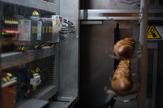La machine stocke des baguettes précuites dans une partie réfrigérée et cuites en fonction de la demande dans un autre compartiment. (Image Mahaut Launay)