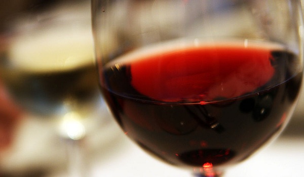 verre-vin-rouge-polyphenol_CC-quinn-dombrowski_02