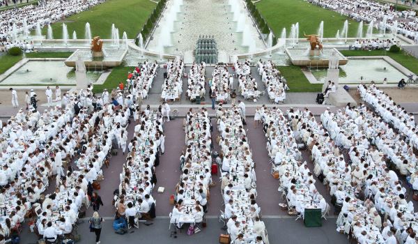 Thousands of Parisians dressed in white got off buses and then scurried across Paris streets toting or wheeling everything needed to rapidly set up tables for the 25th annual Diner en blanc or Dinner in White, in English, at the Trocadero in front of the Eiffel Tour. Paris, France, 13/06/2013. /PLV_DB0036/Credit:PLV/SIPA/SIPA/1306140557