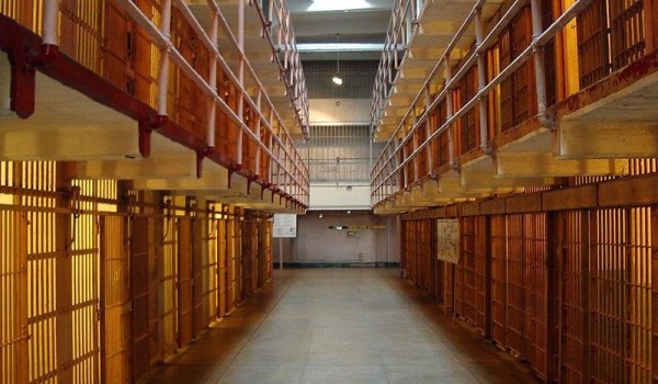 800px-Zellentrakt_in_Alcatraz