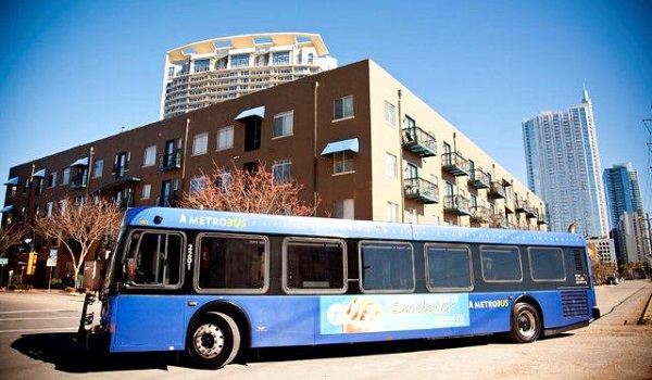Capital Metro bus 600 par 350
