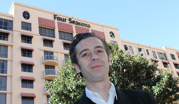 Fabien Roussel devant le Four Seasons en 600 par 350