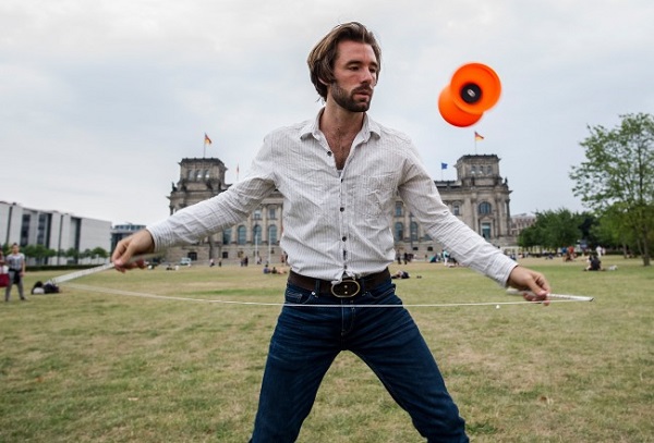 Diabolo in front of the Reichstag