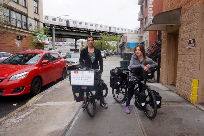 Thomas et Chloé s'apprêtant à prendre la route