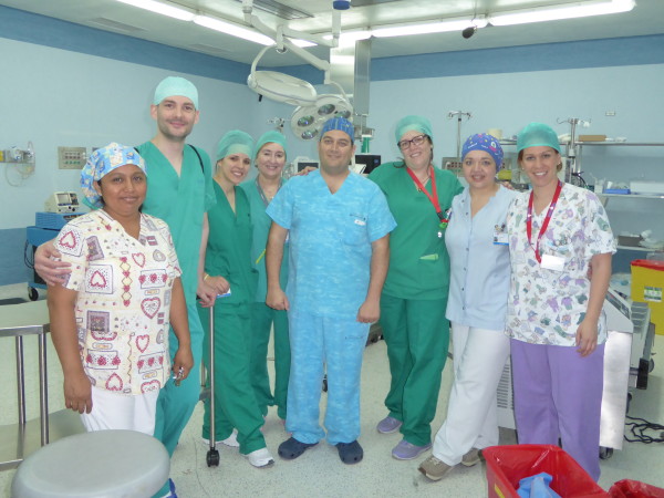 Foto de equipo en quirofano - Copy