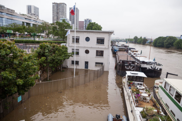 Seine de Paris en crue cause des fortes pluies.