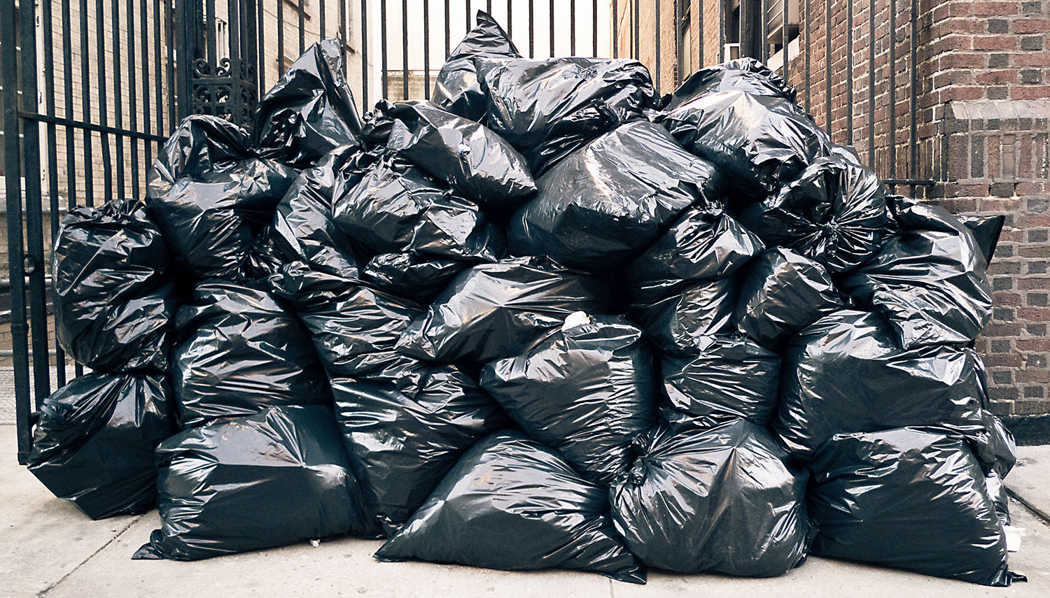 Pourquoi autant de poubelles en plein air à New York ? - French Morning US