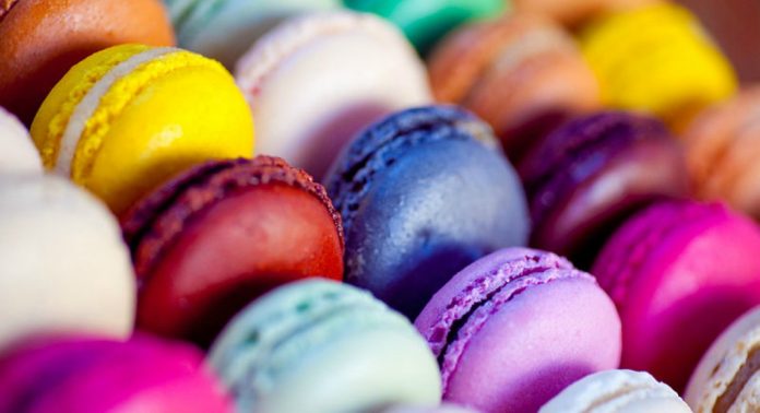 800px-Multi-coloured_macarons,_September_2010