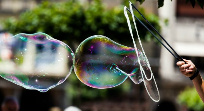 Reflections_in_soap_bubbles_-_Réflexions_dans_bulles_de_savon_-_Image_Picture_Photography_(14435337281)