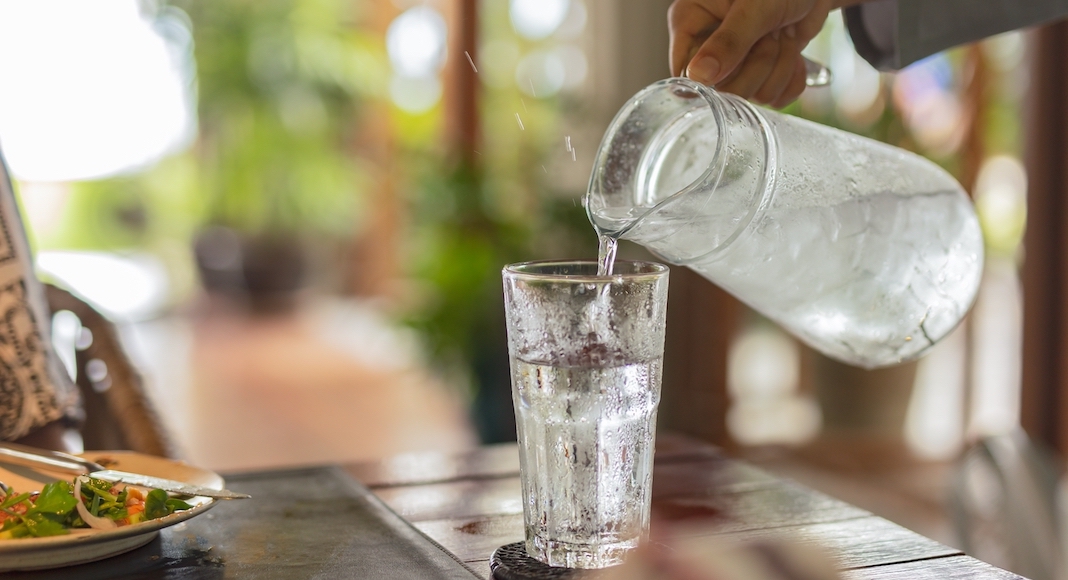 Pourquoi sert-on automatiquement un verre d'eau dans les restaurants aux  États-Unis? - French Morning US