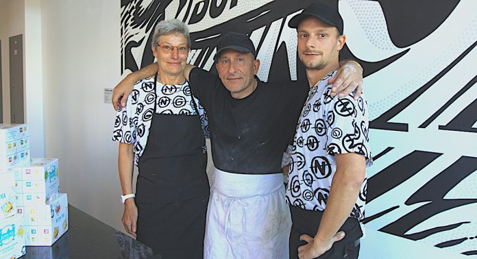 De g. à d., Catherine, Serge et Sylvain Chaillout, la famille derrière Les Gourmands