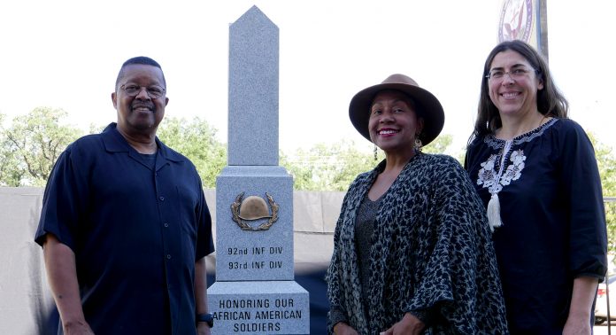 Un monument aux soldats afro-américains inauguré à Houston Capitaine Matthews, directeur du Buffalo Soldier National Museum, Angela Holder, professeur d’histoire au Houston Community College, et Pulchérie Gueneau, professeur de français à Houston