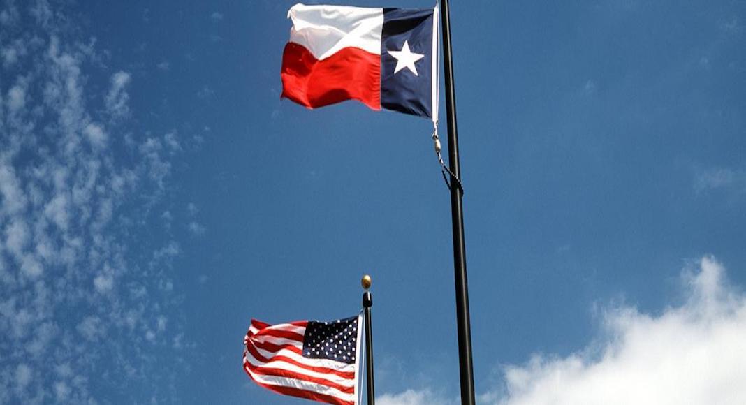 Pourquoi le drapeau texan flotte-t-il à la même hauteur que le drapeau  américain ? - French Morning US