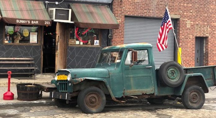 Le Sunny's bar et son célèbre pick-up.