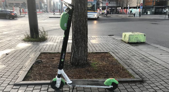 Trottinette_électrique_Lime_en_libre-service_à_Lyon