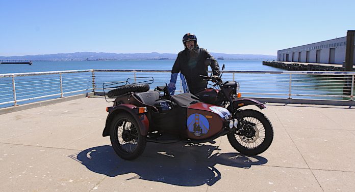 Jérôme Ribeiro, aux commandes de son side-car Ural. Crédit: Hélène Labriet-Gross