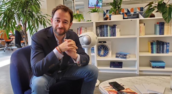 Nicolas van Heule dans les bureaux de French morning. / Crédit photo : French morning