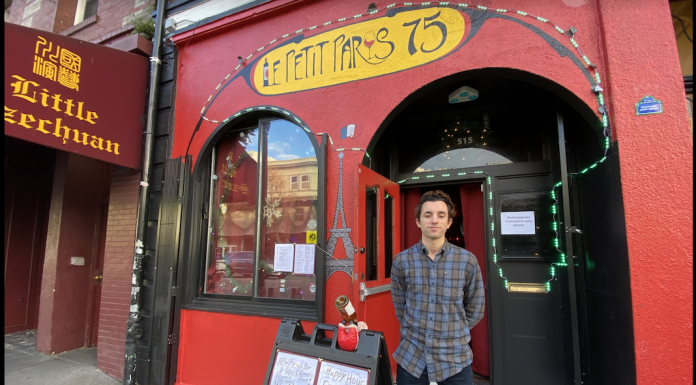 Kam Hallich devant le Petit Paris 75, situé dans North Beach