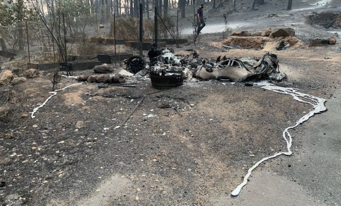 Denis Jaquenoud a retrouvé sa voiture fondue devant la maison. Crédit : Denis Jaquenoud
