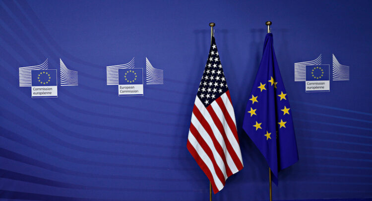 Drapeaux américain et européen
