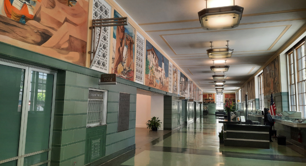 Couloir et peintures murale dans l’enceinte du Ricon Center Annex à San Francisco