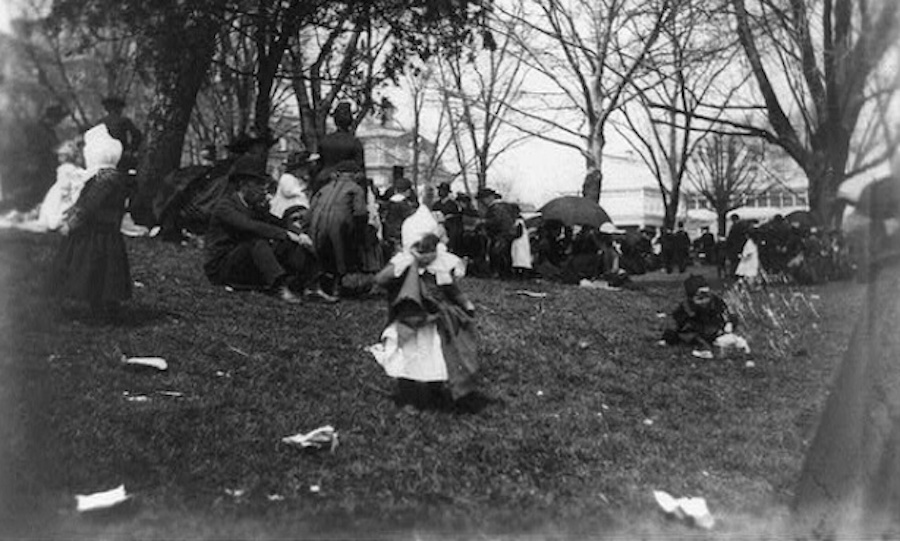 Les enfants font rouler leurs œufs à la Maison Blanche en 1889. © Library of Congress
