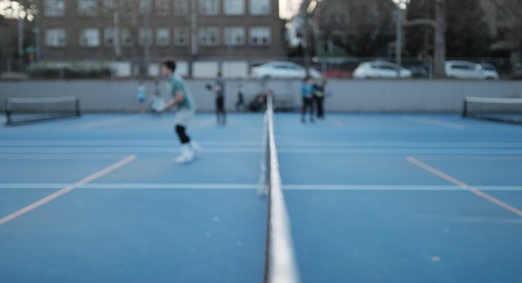 Le pickleball, ce sport entre le badminton et le tennis, séduit de plus en plus de New-Yorkais. Photo de Abner Campos sur Unsplash