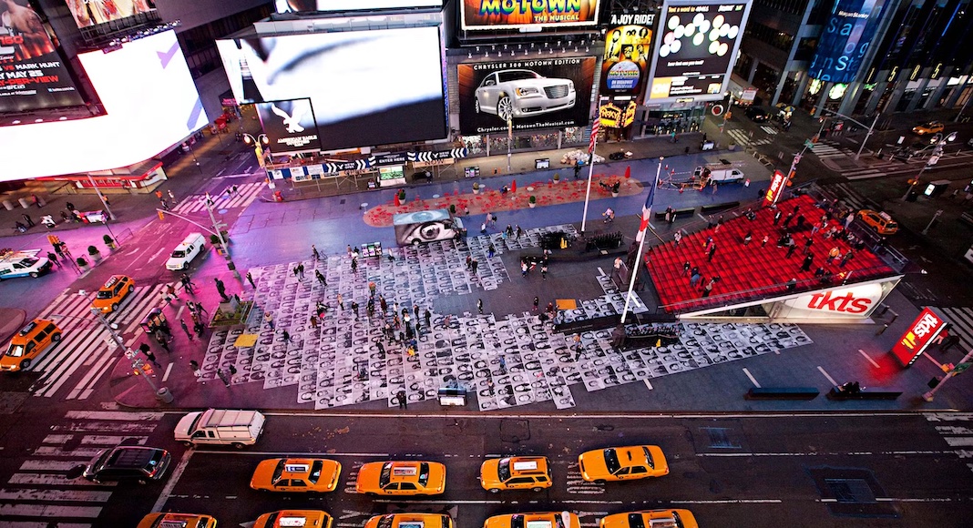 JR a rhabillé de nombreux espaces publics, comme ici Times Square à New York. Photo JR-art.net