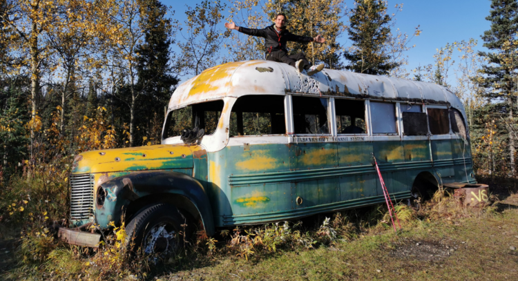 Alexis Grardel sur le toit du Magic Bus en Alaska