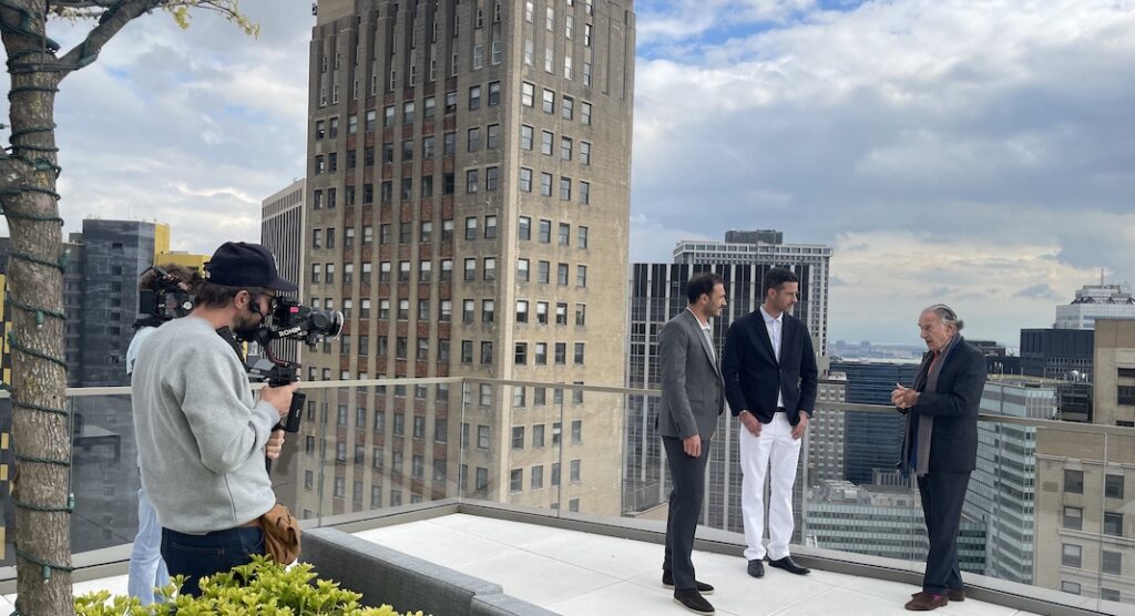 Valentin Kretz et Matthieu Bouchout sur un rooftop new-yorkais pour le tournage de la saison 4… à découvrir au printemps 2024 !