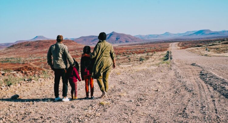 Nathalie Bonte, son compagnon et leur deux filles marchent dans le désert.