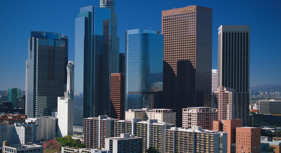 ¿Por qué los centros de las ciudades se llaman "Downtown" en los