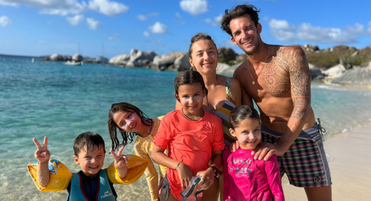 Audrey Fosserie, son mari et leurs 4 enfants sur une plage des antilles