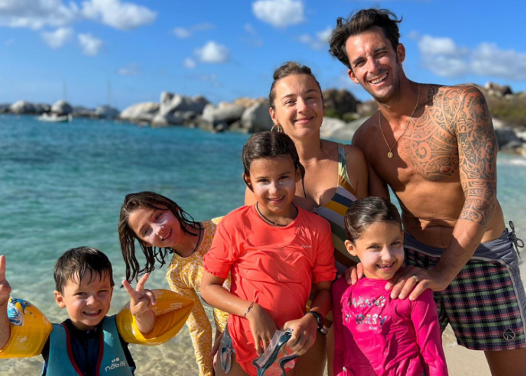 Audrey Fosserie, son mari et leurs 4 enfants sur une plage des antilles