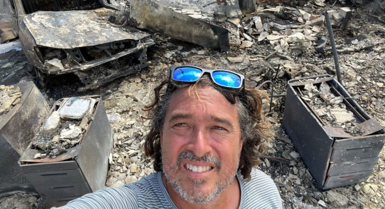 Florian Bayol devant ce qui reste de sa maison à Lahaina après les feux qui ont ravagé l'île (Crédit photo : Florian Bayol)