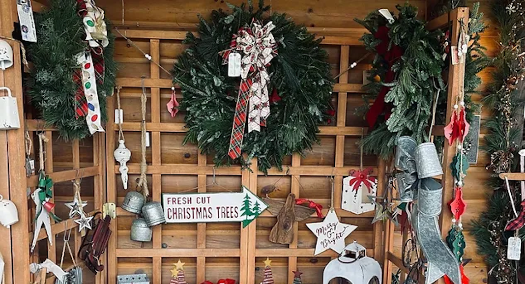 De nombreuses fermes comme Moose Apple Christmas Tree Farm vendent des décorations de Noël. (Crédit: Moose Apple Christmas Tree Farm)