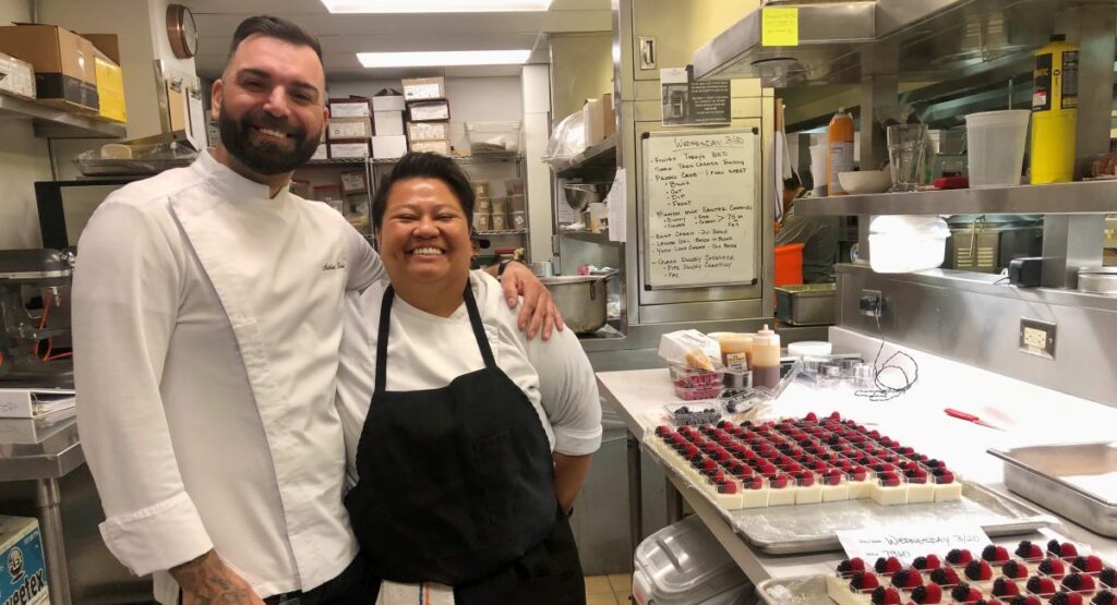 Dans les cuisines du Waldorf Astoria, ce mercredi 20 mars 2024, on prépare des panacotta aux fruits rouges pour une réception prévue le soir-même. Crédit : Agnès Chareton