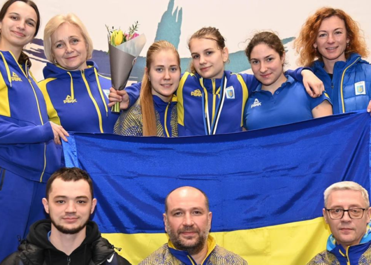 Viktoria Gorpechenko (rang du haut, 3ème) et l'équipe nationale d'escrime d'Ukraine