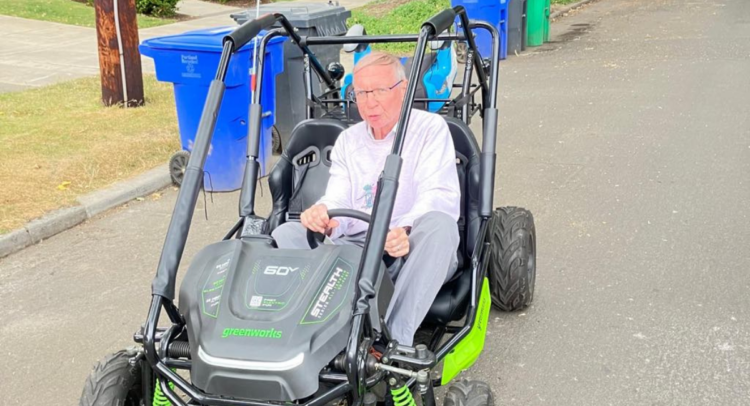 Francis Userovici dans un "mountain buggy" lors d'un séjour aux Etats-Unis (archives familiales)