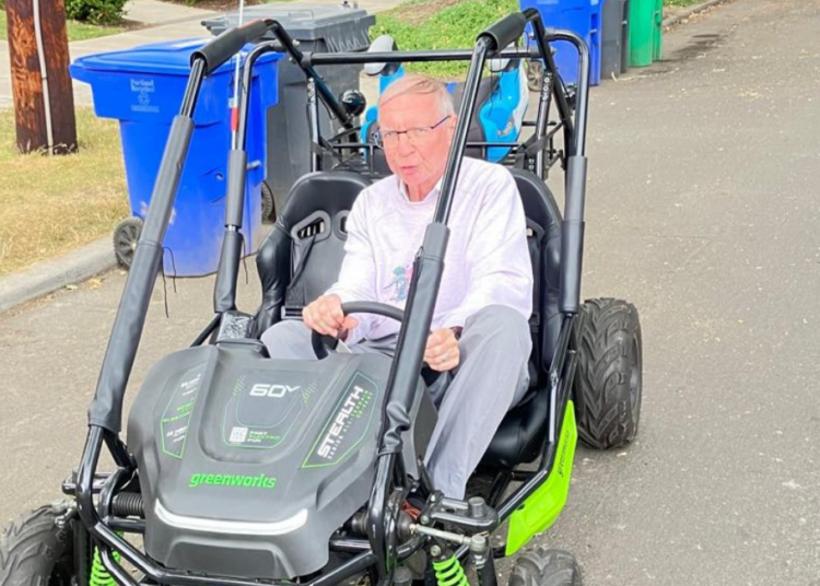 Francis Userovici dans un "mountain buggy" lors d'un séjour aux Etats-Unis (archives familiales)