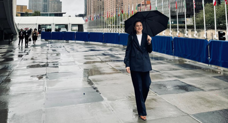 Elisabeth Meyer devant l'ONU à New York