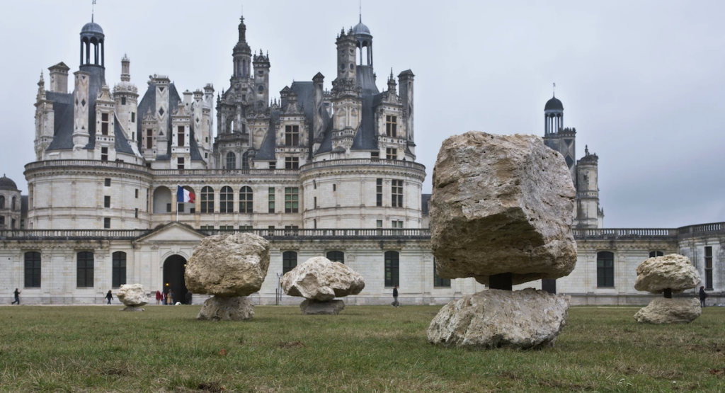 Les oeuvres de pierres rotatives de François Weil exposées au Chateau de Chambord.
