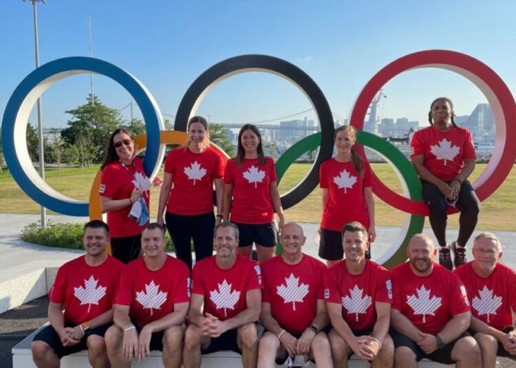 Devant les anneaux olympiques avec l'équipe technique de "Volley Canada"