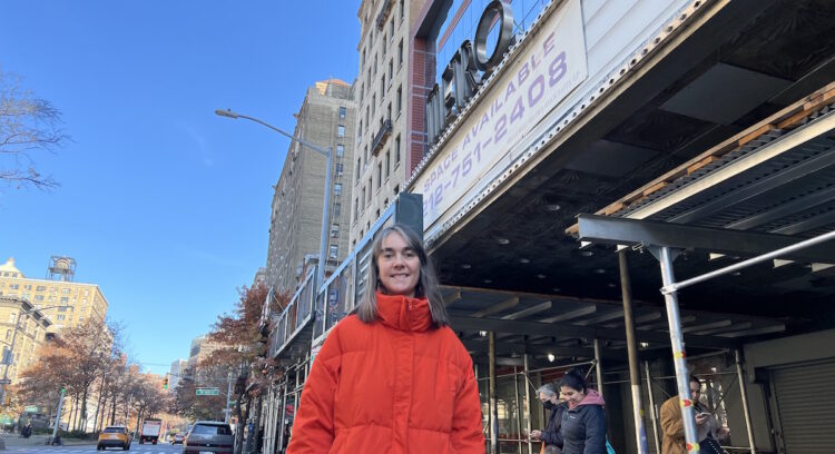 Adeline Monzier devant le Metro Theater