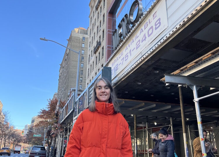 Adeline Monzier devant le Metro Theater